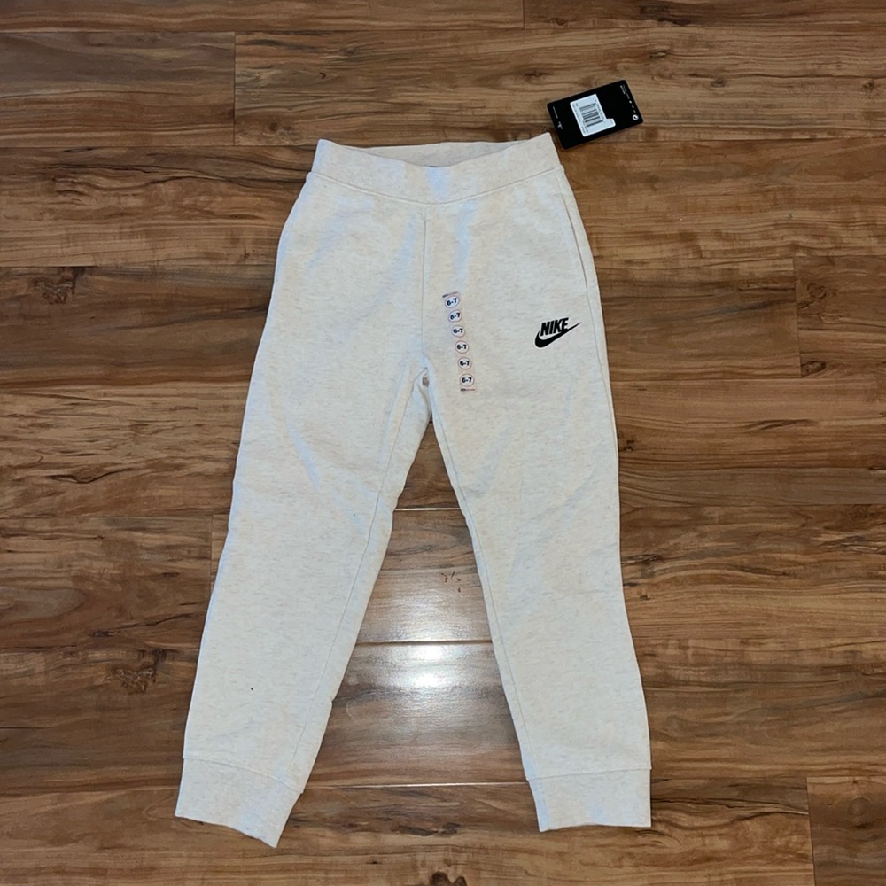 Nike girls size 6-7 sweatpants. New with tags